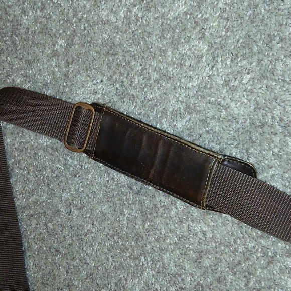 Kenneth Cole Reaction Messenger Bag - Picture 6 of 9